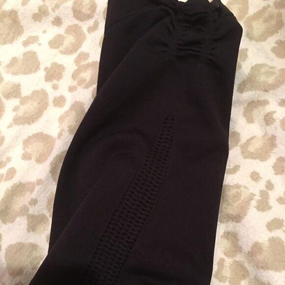 Capri Leggings w Side Dots & Ruched Legs - Picture 4 of 6